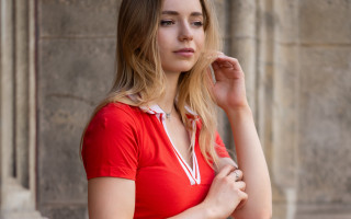 Red shirt portrait blonde blurry - her shoulder free wallpaper for desktop