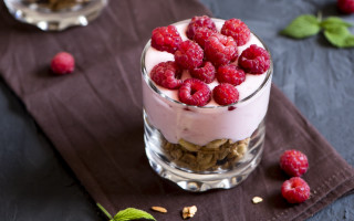 Raspberry granola dessert glass milk - a napkin free wallpaper