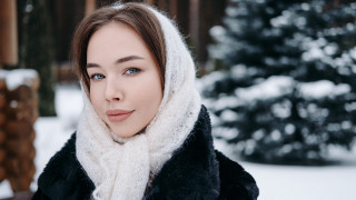 Snowy woman scarf bokeh coat - ground free wallpaper for desktop