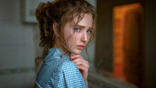 Woman blonde blueeyes serious portrait - messy free wallpaper