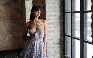 Romantic woman dress lollipop window - delicate free wallpaper