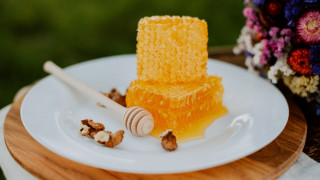 Honey cake plate honeycomb flowers - a wooden tray free wallpaper
