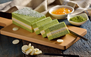 Wooden cuttingboard green cake two - a wooden cutting board free wallpaper
