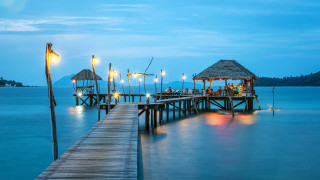 Pier restaurant lights night blue - a restaurant free wallpaper for desktop