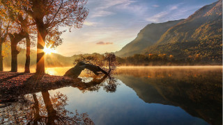 Lake sunset mountains autumn forest - the background and a mountain range in the distance free wallpaper