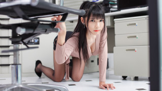 Woman pink shirt laying computer - a monitor free wallpaper