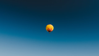 Hot air balloon blue sky 2 - a hot air balloon free wallpaper