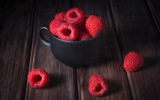 Raspberry cup wooden table photorealism - a wooden table free wallpaper