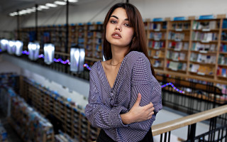 Library woman crossed arms bokeh - free portrait wallpaper for desktop