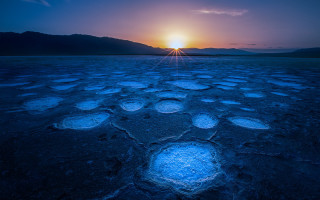 Ocean sunset mountains shore reflection - rim light free wallpaper for desktop