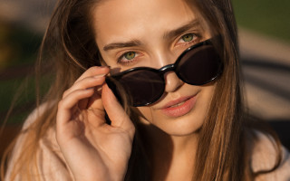 Woman sunglasses hand close up - sunglass free wallpaper
