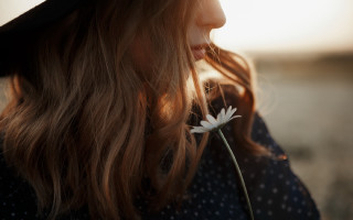 Woman hat flower sunlight shallow - a flower free wallpaper for desktop