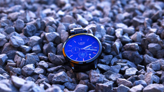 Watch rocks blue face yellow - a blue face free wallpaper for desktop