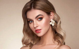 Woman flower earrings fashion portrait - a floral design free wallpaper for desktop