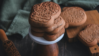 Stack cookies wooden table knife - a knife free wallpaper