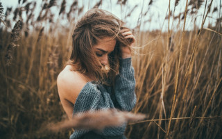 Woman tallgrass blonde hair cinematic - a woman in a field free wallpaper