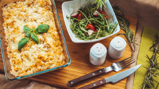 Casserole salad knife cuttingboard fork - a cutting board free wallpaper for desktop