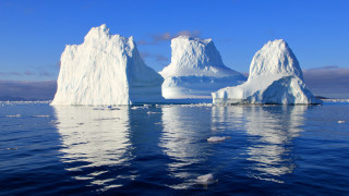 Iceberg ocean birds sky mountains - a few bird free wallpaper