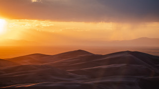 Sunset desert mountain sunbeam clouds - a sunset over a desert free wallpaper
