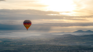 Hot air balloon valley clouds - a hot air balloon free wallpaper