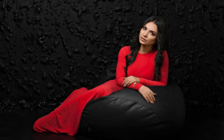 Woman red dress beanbag blackwall - a black wall free wallpaper
