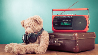 Teddy bear radio suitcase table - product photography free wallpaper