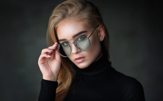 Woman glasses turtleneck pose nails - glass free wallpaper for desktop