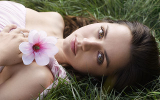 Woman grass flower daisy lily - her hand free wallpaper