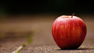 Red apple green stem tilt - center piece free wallpaper for desktop