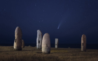 Stone structures night shooting star - a few star above free wallpaper