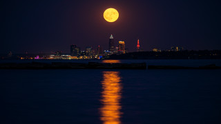 Full moon city skyline water - orange glow free wallpaper