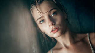 Blue eyes white top portrait - a white top free wallpaper for desktop