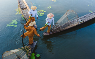 Three people hats boat fishing - a net free wallpaper