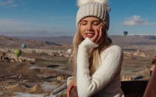 Woman white sweater hat hotairballoon - soft detail free wallpaper