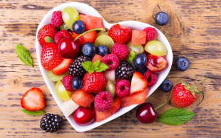 Heart bowl filled fruit wooden - leaf and berries free wallpaper