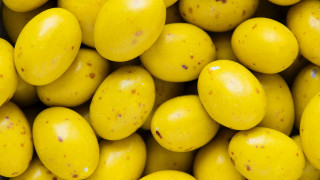 Yellow chocolate eggs brown spots - a pile together free wallpaper