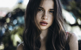 Woman longhair seriousface bokeh makeup - a blurry background of trees and bushes free wallpaper for desktop