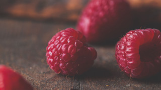 Raspberries banana tiltshift blurry background - boetius adamsz bolswert free wallpaper for desktop