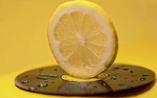 Lemon yellow surface water droplets - a lemon free wallpaper