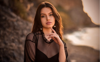 Woman cliff ocean portrait brown - under her chin free wallpaper