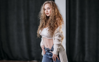 Woman longhair room blackcurtain white - a room free wallpaper for desktop