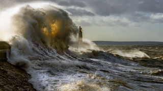 Lighthouse wave ocean cloudy day - free ship wallpaper