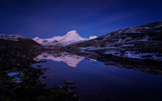 Mountain lake city night star - a lake in the foreground and a snow free wallpaper