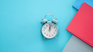 Alarm clock blue table red - les automatiste free wallpaper