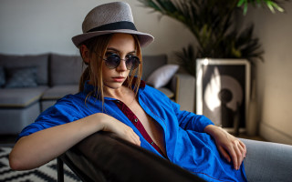 Woman hat sunglasses couch livingroom - a plant in the corner free wallpaper for desktop