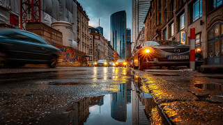 Rainy city street cars buildings - car and buildings free wallpaper