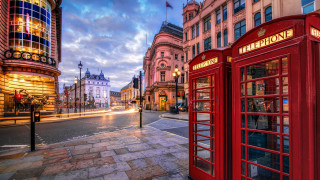 Red telephone booths urban skyline - the side of a road next free wallpaper