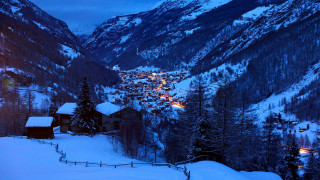 Snowy mountain village ski slope - a snowy mountain free wallpaper