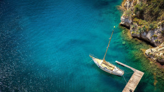 Docked boat cliff water city - sense of depth free wallpaper for desktop