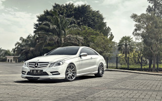 White mercedes benz 3d render - pearlescent free wallpaper for desktop